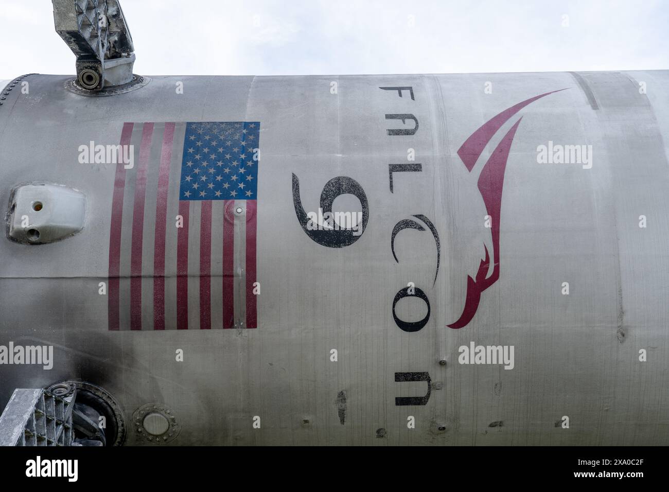 Eine Nahaufnahme der Falcon 9 Space X Rocket unter bewölktem Himmel Stockfoto