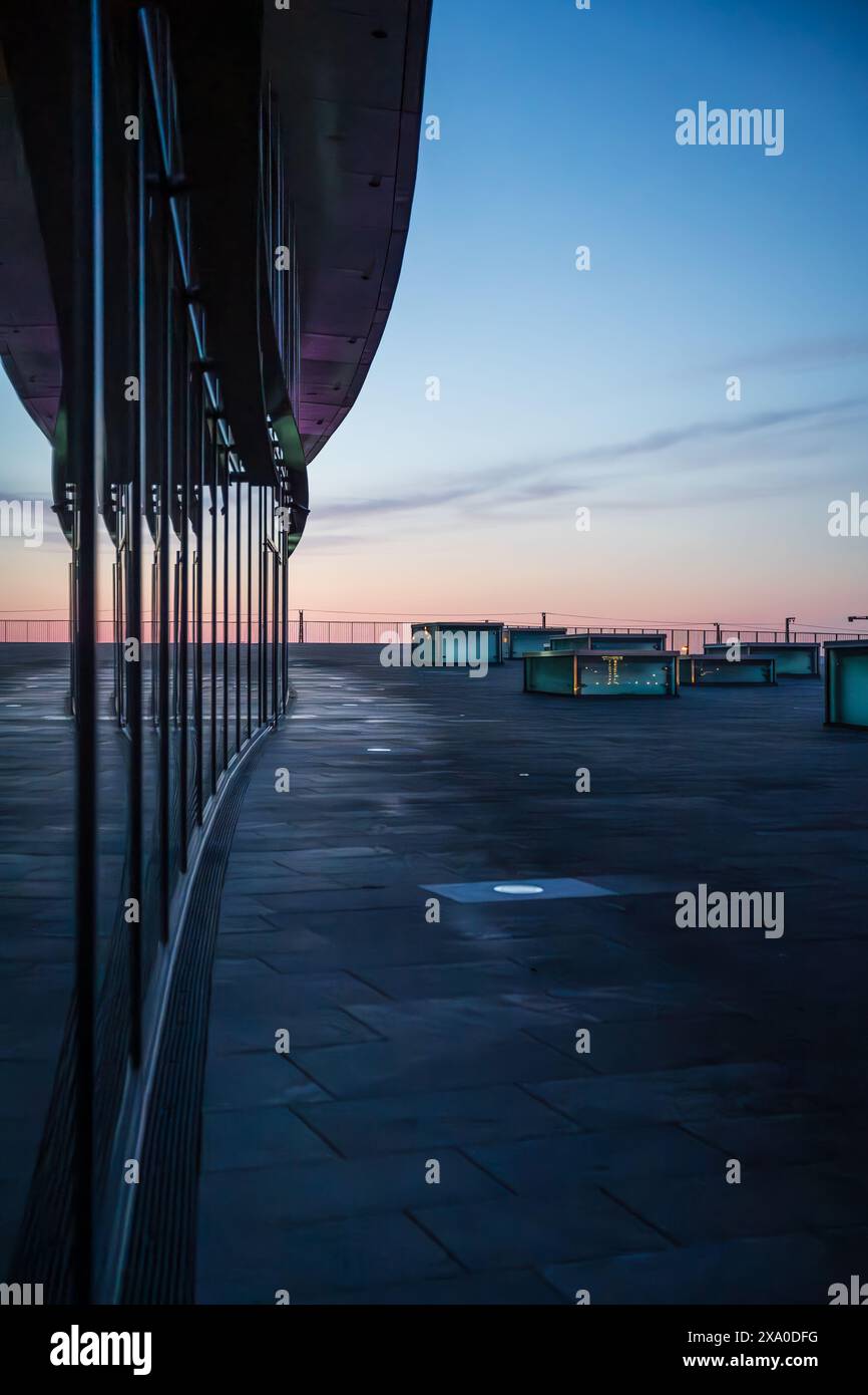 Ein malerischer Blick auf das Internationale Kongresszentrum Dresden bei Sonnenuntergang Stockfoto