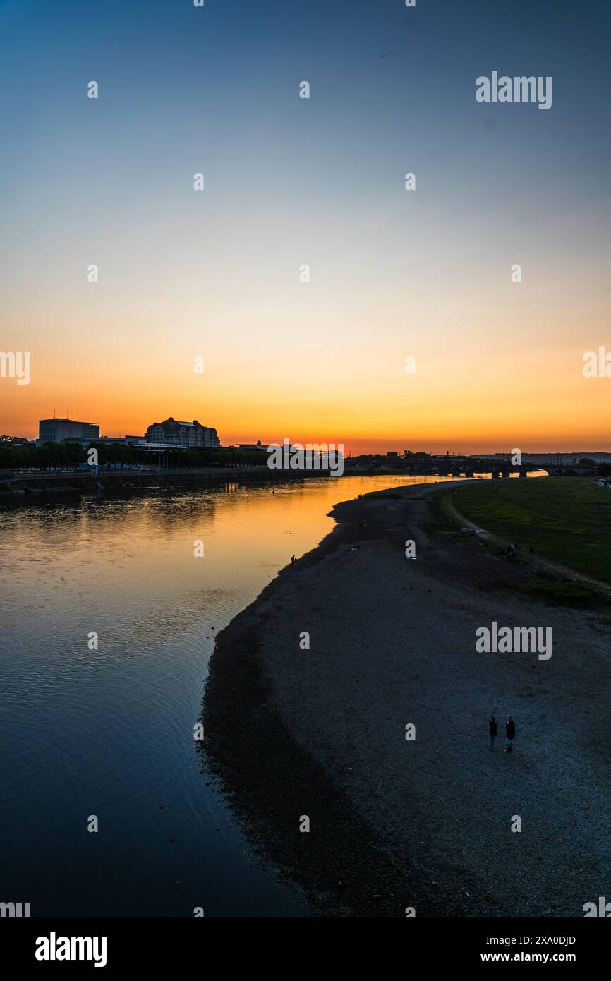 Das Internationale Kongresszentrum Dresden von der Augustusbrücke bei Sonnenuntergang in Dresden Stockfoto