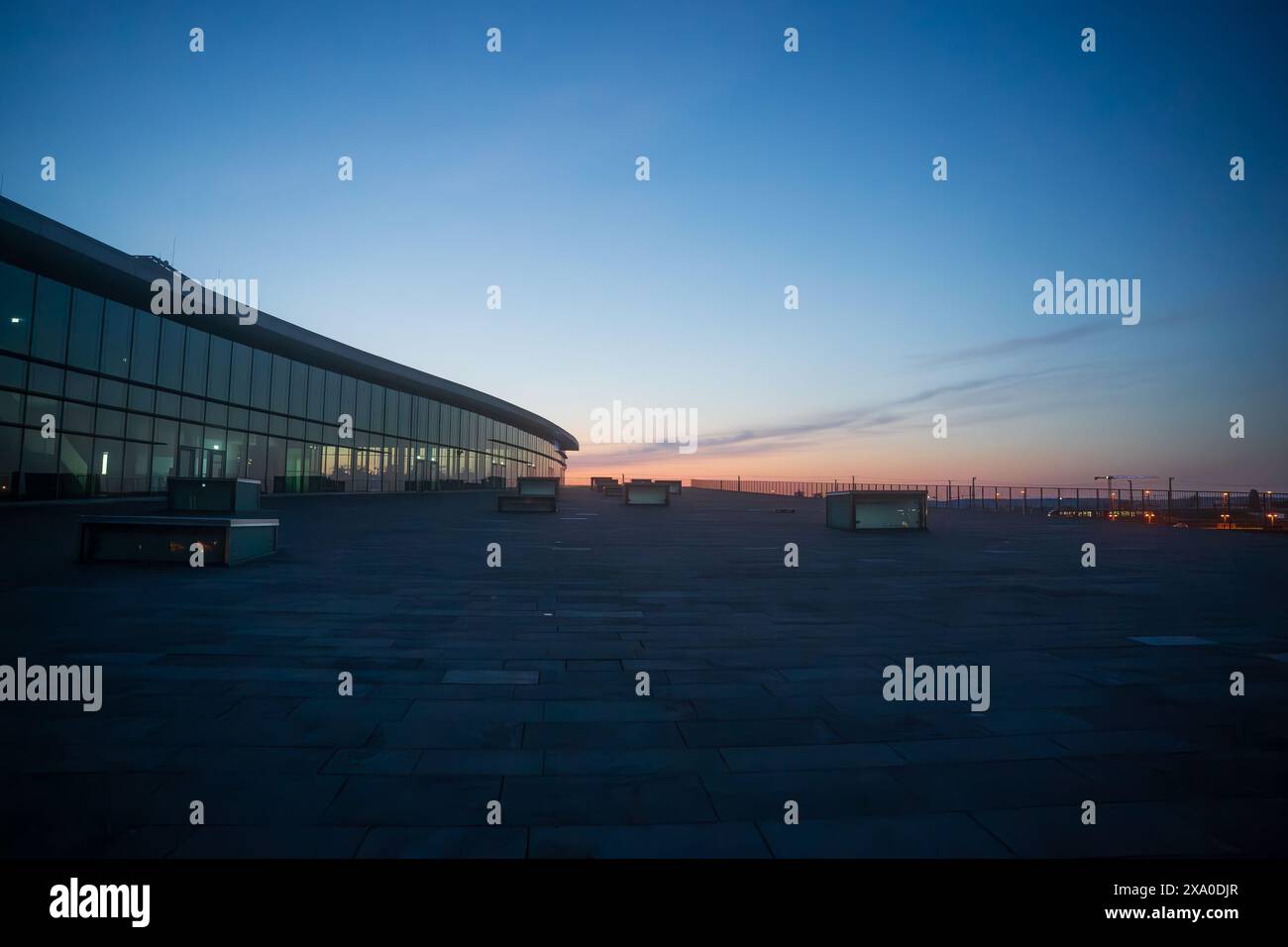 Ein malerischer Blick auf das Internationale Kongresszentrum Dresden bei Sonnenuntergang Stockfoto