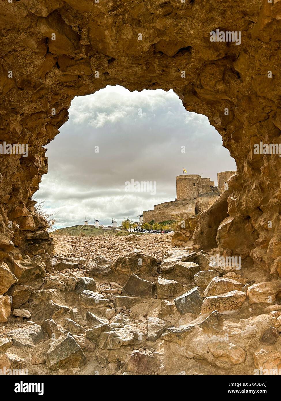Der Blick auf Castillo de Consuegra durch einen Felsbogen. Spanien Stockfoto