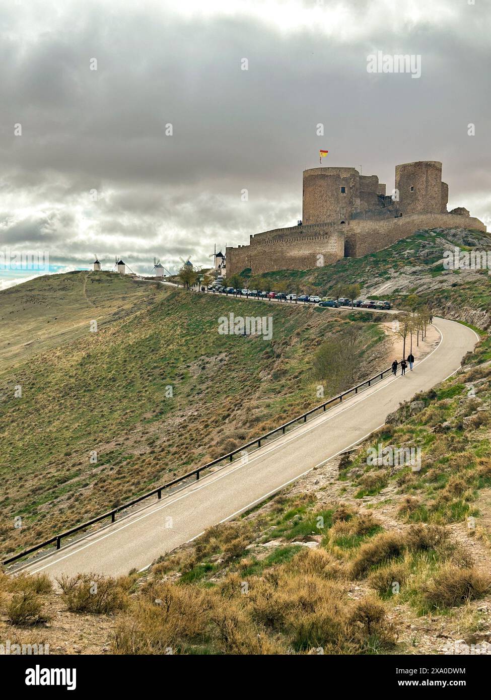 Eine Straße, die zum Schloss La Muela führt. Consuegra, Spanien Stockfoto