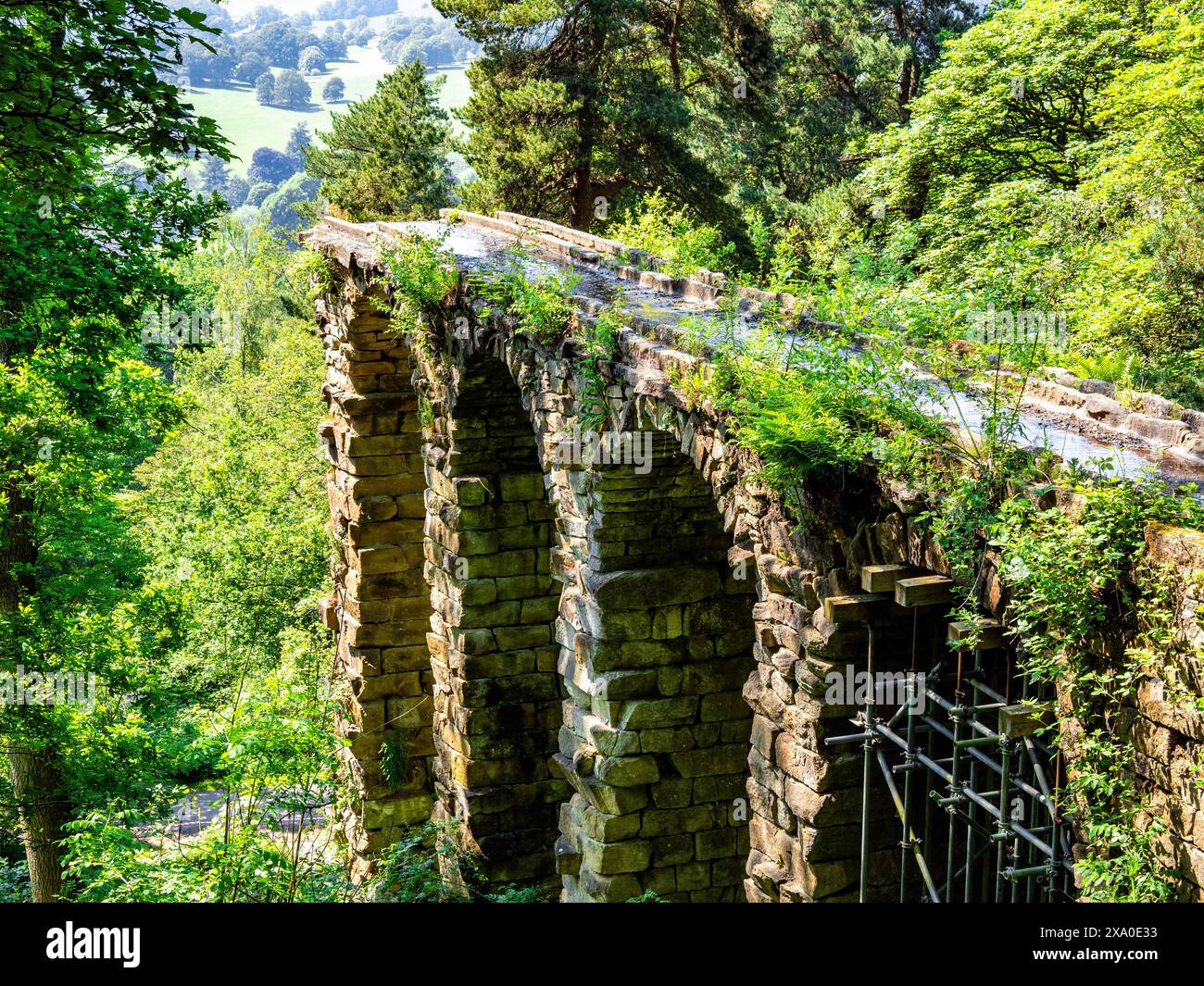 Ein Wasserversorgungsviadukt über dem Chatsworth Manor House in Bakewell, Derbyshire, Großbritannien Stockfoto