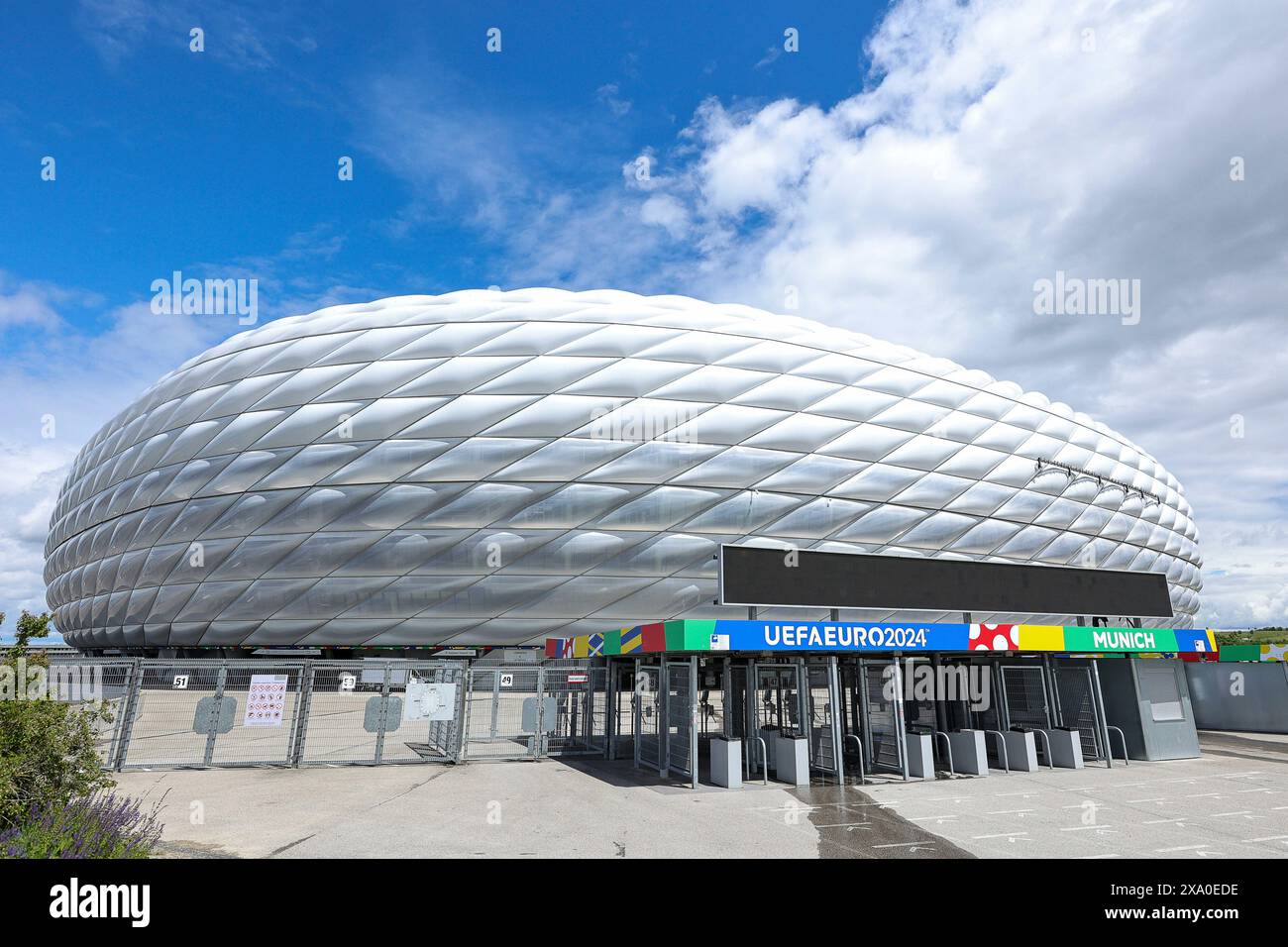 München, Deutschland. 30. Mai 2024. firo : 30.05.2024, Fußball, EM, EM, Europameisterschaft 2024 in Deutschland, Allianz Arena, EM, Europameisterschaft 2024, Backer, allgemein, Feature, Außenansicht, Blue Sky, UEFA, Außenansicht des stadions: dpa/Alamy Live News Stockfoto