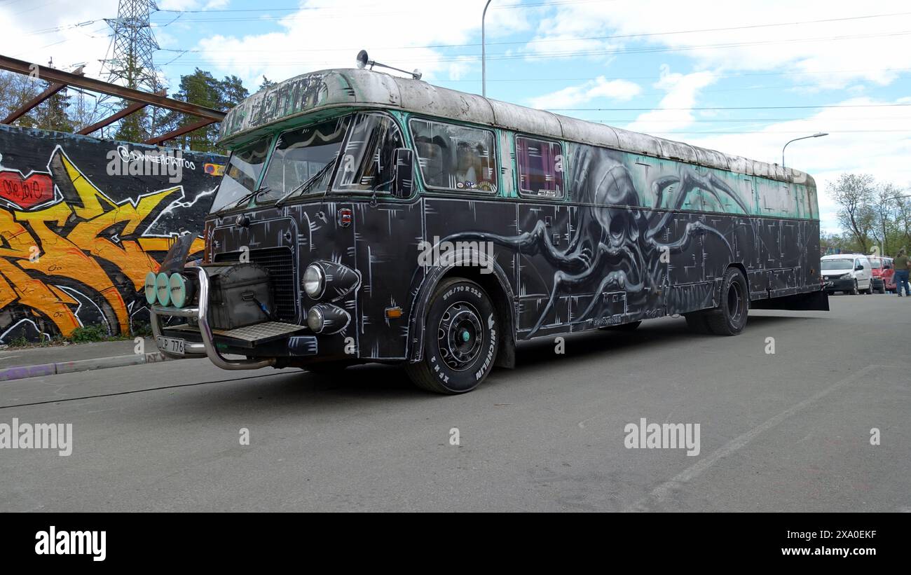 Stockholm, Snosatra, Schweden. Mai 2024. Frühjahrsbiest. Graffiti-Ausstellung am Stadtrand. Bus Stockfoto