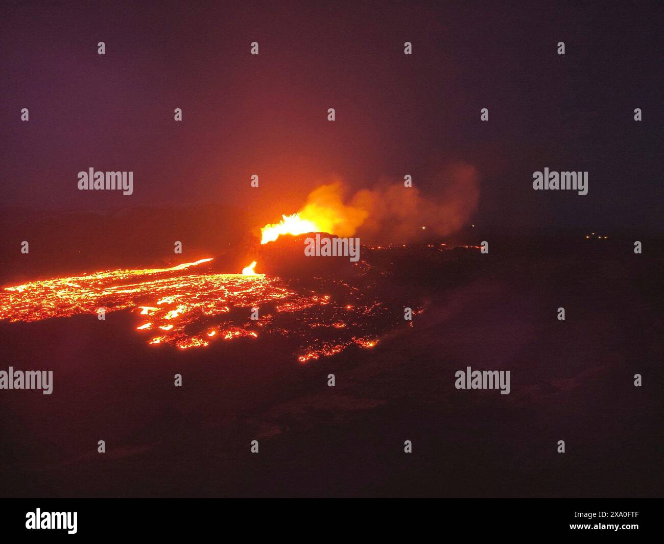 Grindavik, Island. April 2024. Lava spuckt aus Magmaöffnungen und dem Kegel des Vulkans Fagradalsfjall auf der Halbinsel Reykjanes im Südwesten Islands, 7. April 2024 in der Nähe von Grindavik, Island. Drei Lüftungsschlitze spuckten Lava nach Norden, stabilisierten sich aber später ohne große Veränderung. Kredit: Isländisches Meteorologisches Büro/Isländisches Meteorologisches Büro/Alamy Live News Stockfoto