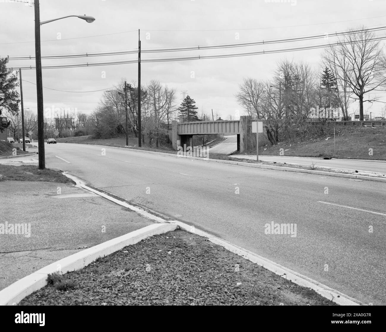 Allgemeiner Blick nach Südwesten – New Jersey Route 35 Bridge, U.S. Route 9, überspannend U.S. Route 1, Woodbridge, Middlesex County, NJ, um 1980 Stockfoto