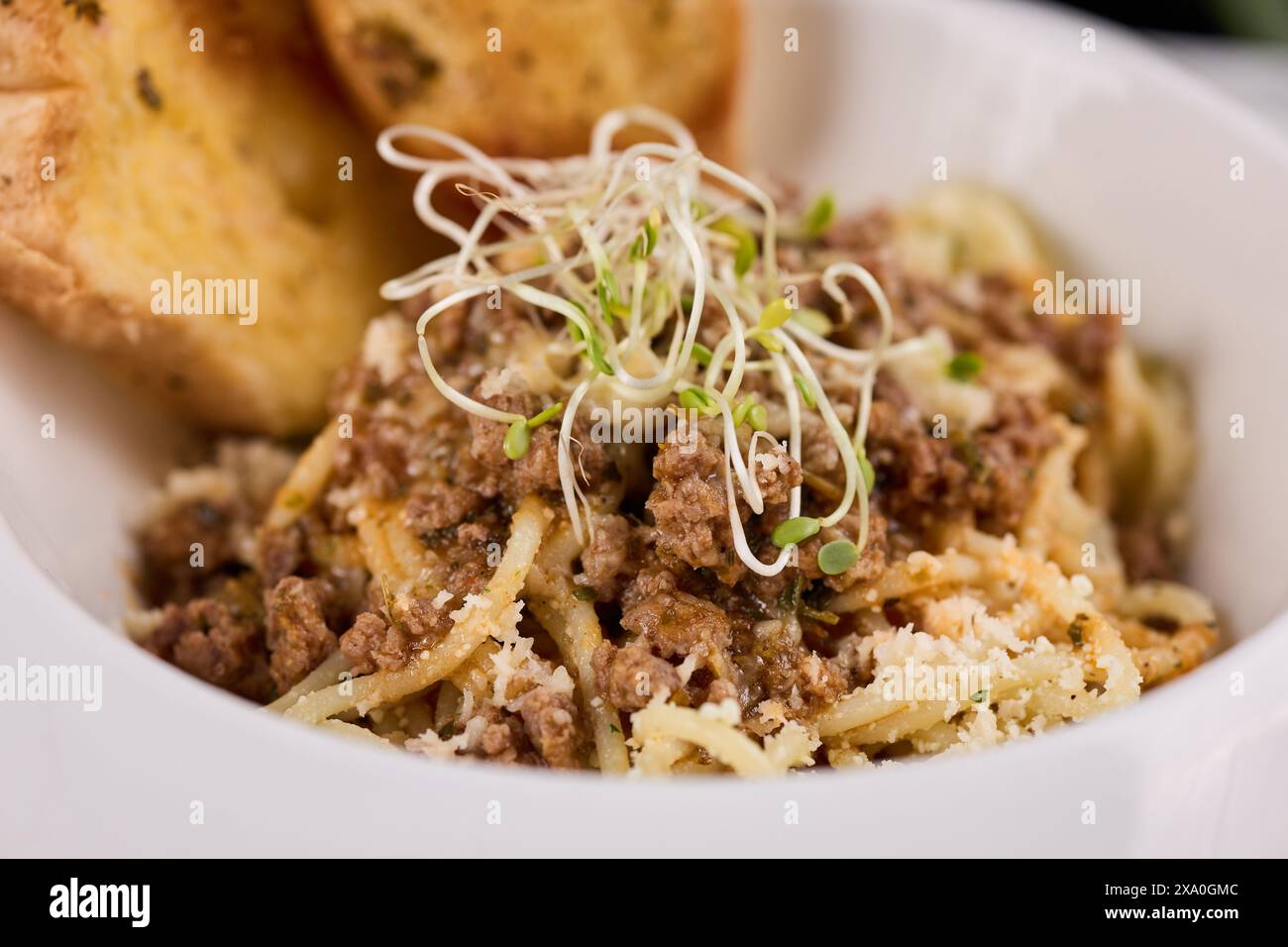 Brot und Pasta in einer Schüssel, italienisches Küchenkonzept Stockfoto