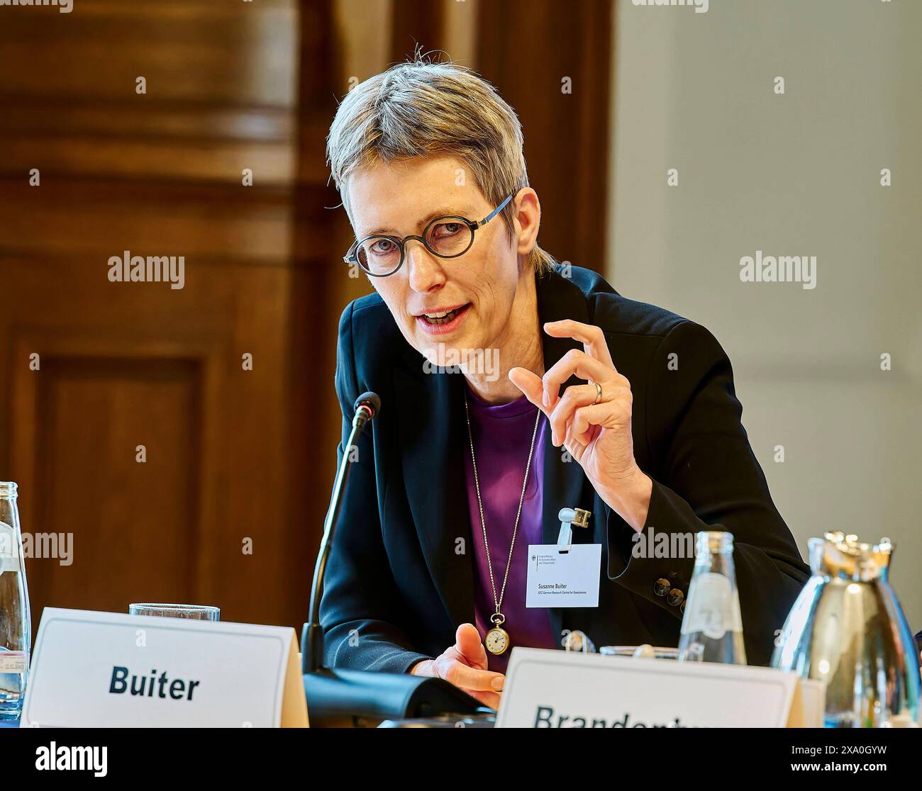 Susanne Buiter - US-German Space Dialogue im BMWK EUR, Deutschland, Berlin, 03.06.2024: Susanne Buiter - GFZ die deutsche und die amerikanische Raumfahrtagentur messen mit Gravity Recovery and Climate Experiment - Continuity kurz GRACE-C das Schwerefeld aus dem All. In den letzten 20 Jahren hat Deutschland mehr als 15 Milliarden Tonnen Wasser verloren. Seit über 20 Jahren helfen Messungen von Satelliten, den Wasserhaushalt der Erde zu verstehen. Änderungsantrag 17. März 2002 starteten die ersten beiden Satelliten im Rahmen der GRACE-Mission. Die Daten der Missionen GRACE 2002-2017 und GRACE-FO 2018 bis heu Stockfoto