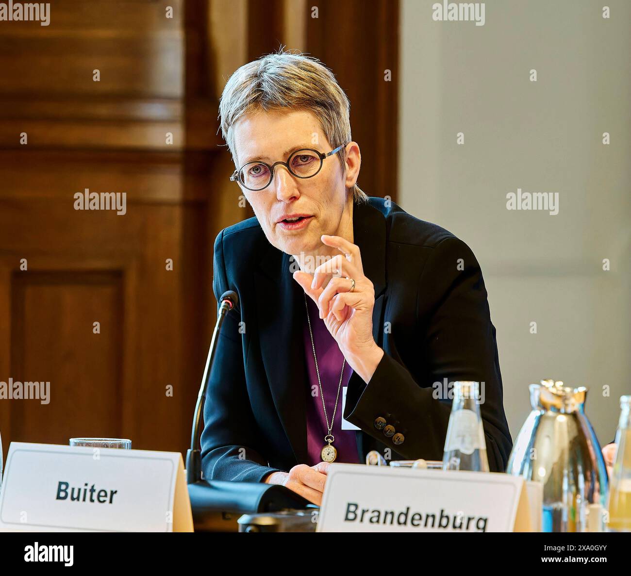 Susanne Buiter - US-German Space Dialogue im BMWK EUR, Deutschland, Berlin, 03.06.2024: Susanne Buiter - GFZ die deutsche und die amerikanische Raumfahrtagentur messen mit Gravity Recovery and Climate Experiment - Continuity kurz GRACE-C das Schwerefeld aus dem All. In den letzten 20 Jahren hat Deutschland mehr als 15 Milliarden Tonnen Wasser verloren. Seit über 20 Jahren helfen Messungen von Satelliten, den Wasserhaushalt der Erde zu verstehen. Änderungsantrag 17. März 2002 starteten die ersten beiden Satelliten im Rahmen der GRACE-Mission. Die Daten der Missionen GRACE 2002-2017 und GRACE-FO 2018 bis heu Stockfoto