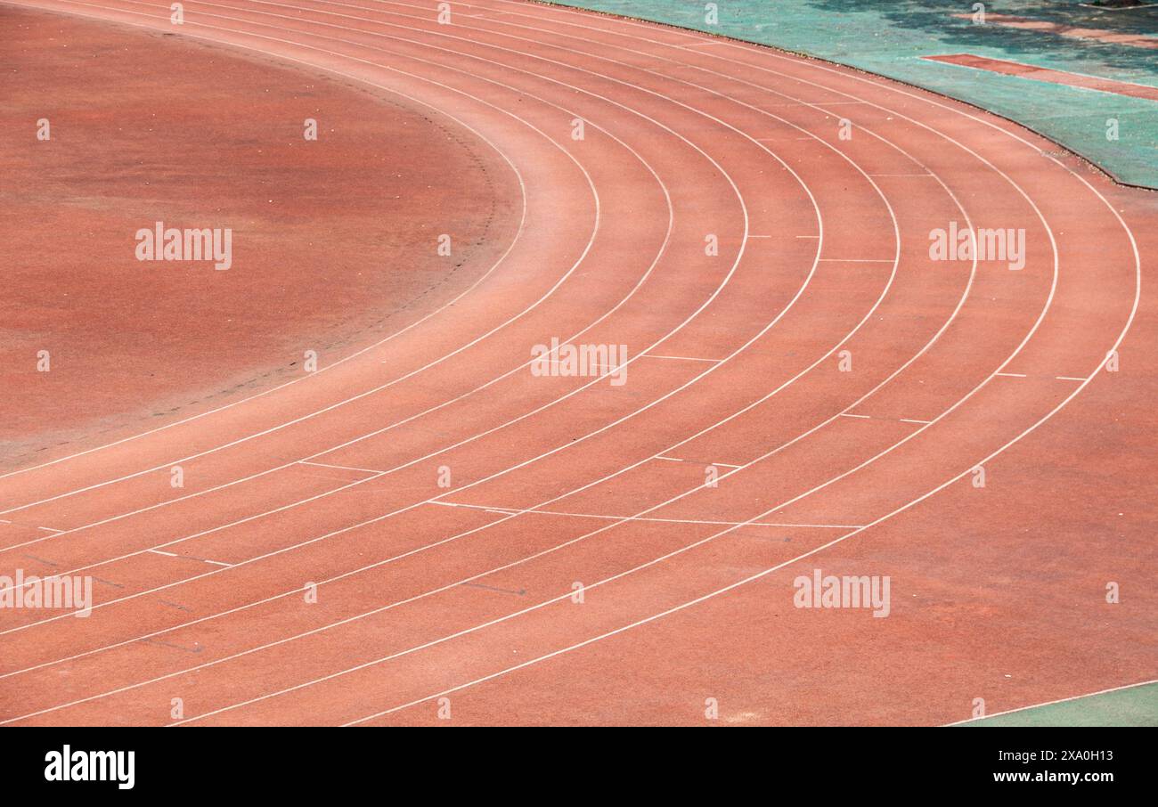 Die rote Landebahn einer Universität in Wuhan steht vor einer riesigen Aussichtsplattform Stockfoto