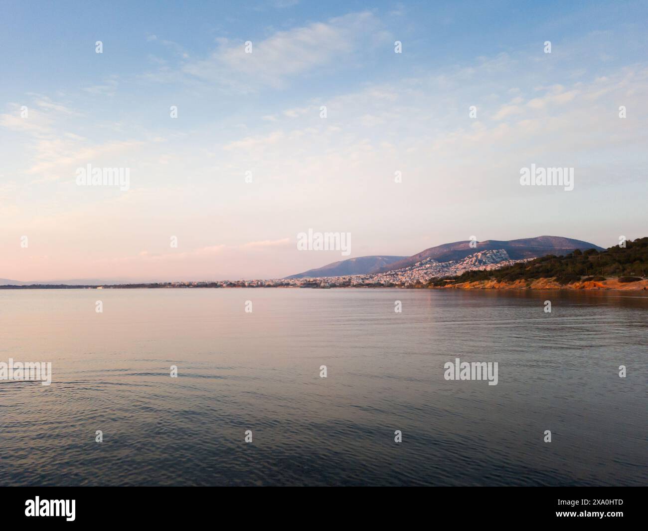 Meerblick in Glyfada, Griechenland bei Sonnenuntergang, Abendzeit. Stockfoto