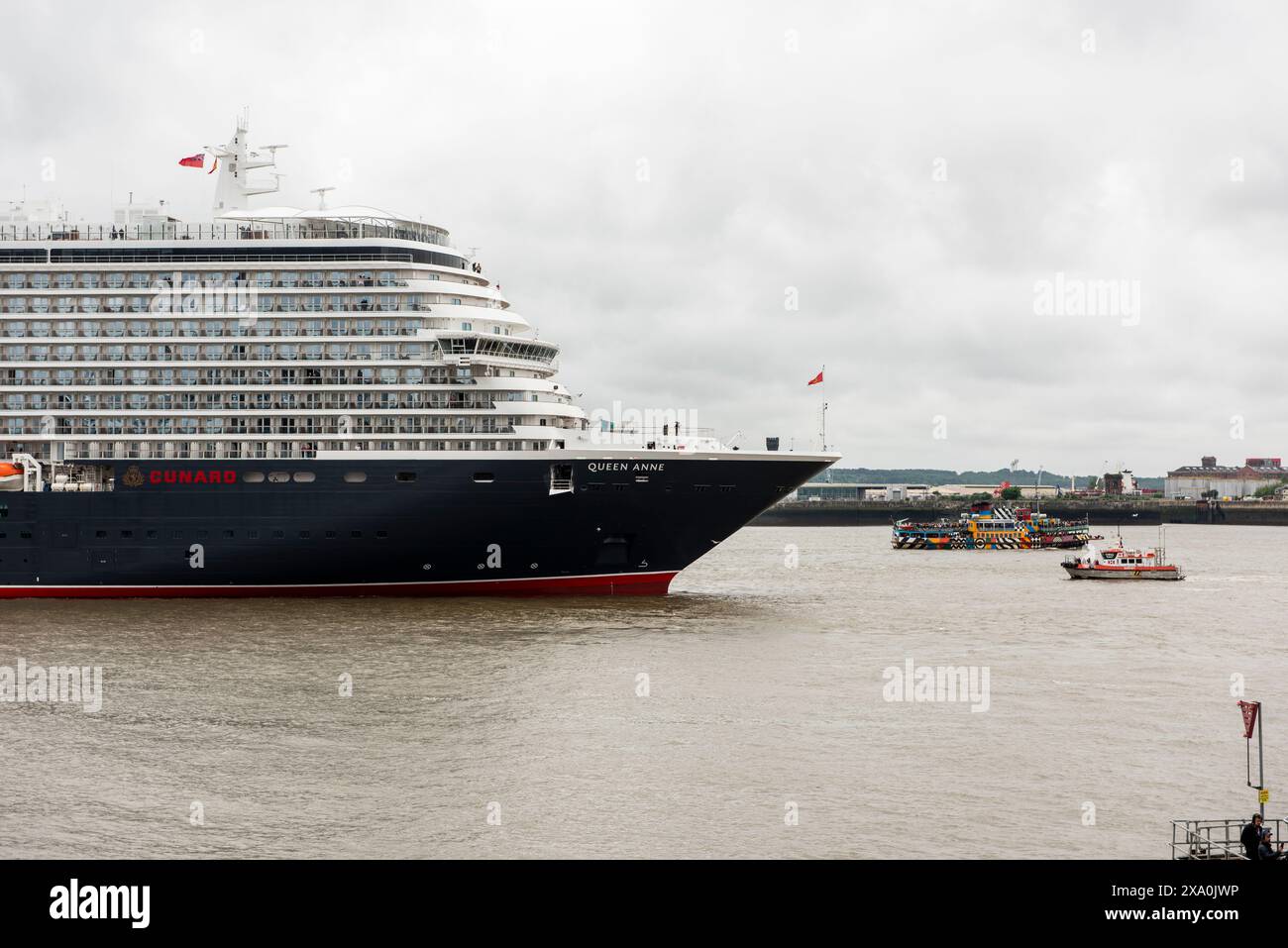 Pier Head, Liverpool, Großbritannien. Juni 2024. Nach ihrer Jungfernfahrt legte Cunards neues Linienschiff Queen Ann für eine Namenszeremonie in Liverpool an. Cunard richtete eine Bühne für die Namensgebung ein und veranstaltete die Veranstaltung am Ufer der Mersey. Der transatlantische Dienst und die Passagierschifffahrt von Cunard wurde 1840 in Livepool gestartet. Quelle: Rena Pearl/Alamy Live News Stockfoto