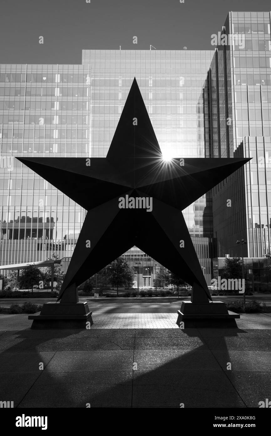 Riesige Texas Lone Star Skulptur in Schwarzweiß vor dem Bullock Museum in Austin, Texas. Stockfoto