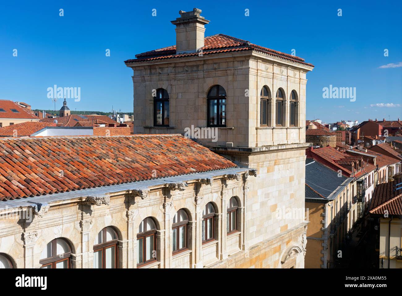 Europa, Spanien, Leon, Palacio de los Guzmanes mit Stadtdächern Stockfoto