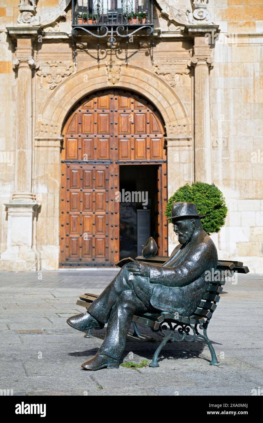 Europa, Spanien, Leon, Palacio de los Guzmanes mit Statue zum Gedenken an den Architekten Antoni Gaudi Stockfoto