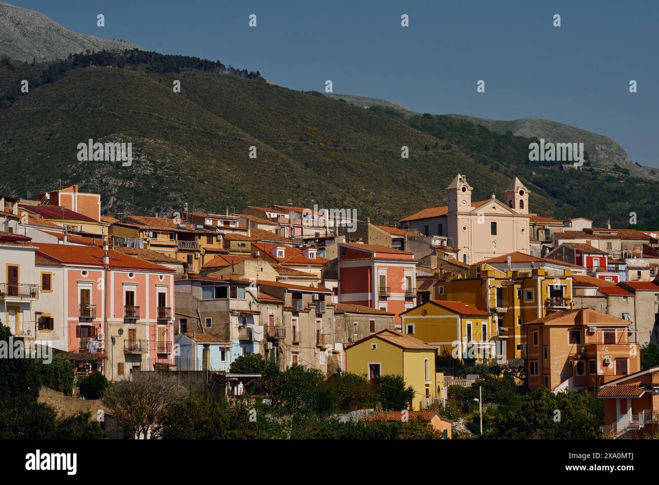 Ein malerisches Dorf mit hohen Gebäuden und Bergen in San Nicola Arcella, Cosenza, Kalabrien, Italien Stockfoto