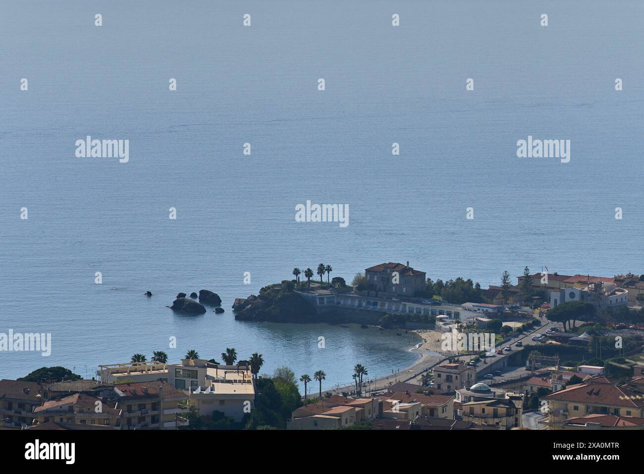 Eine Küstenstadt mit Gebäuden in Belvedere marittimo, Cosenza, Kalabrien, Italien Stockfoto