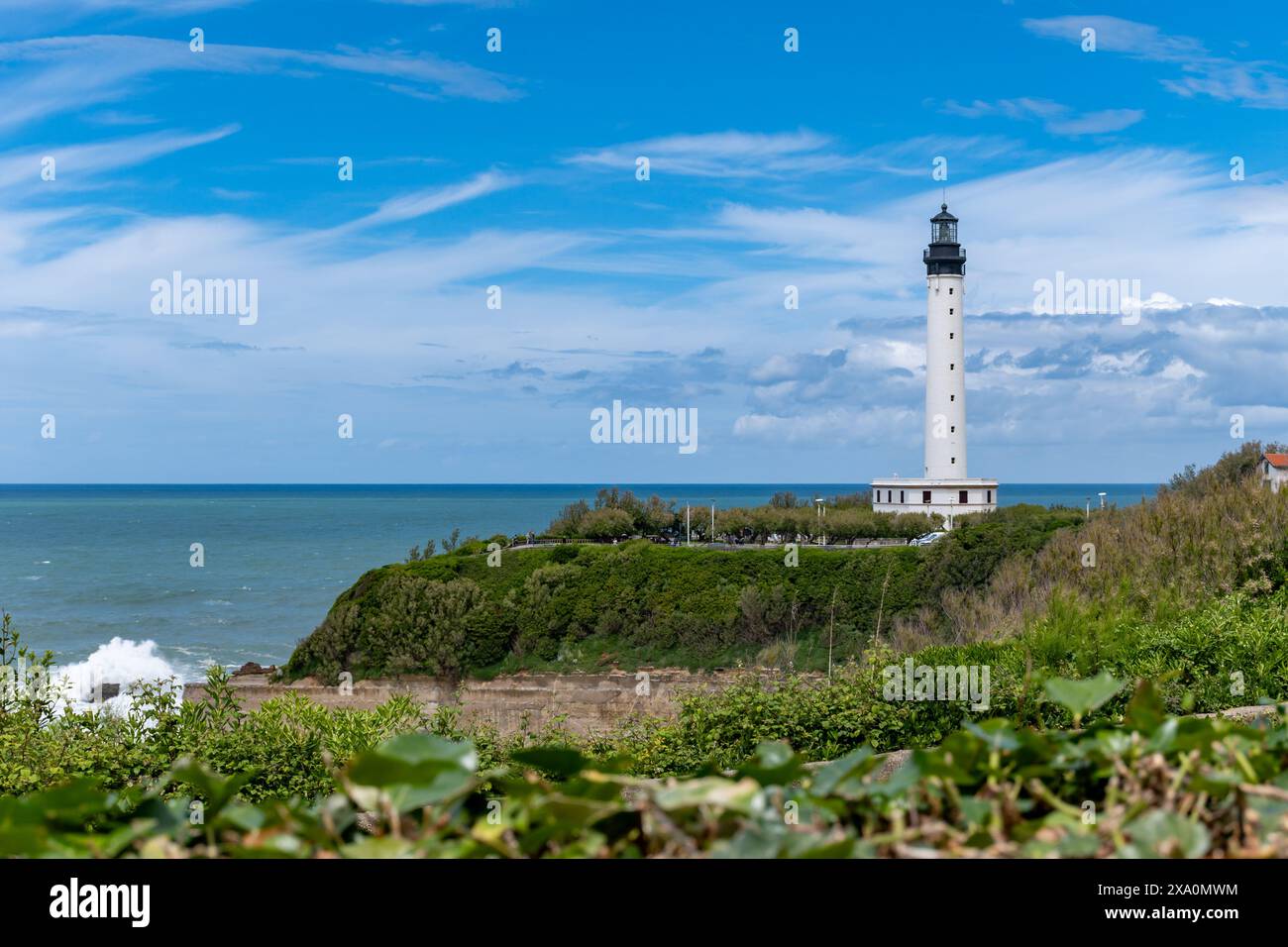 Weißer Leuchtturm von Biarritz in der touristischen Stadt Biarritz, Baskenland, Golf von Biskaya im Atlantik, Frankreich Stockfoto