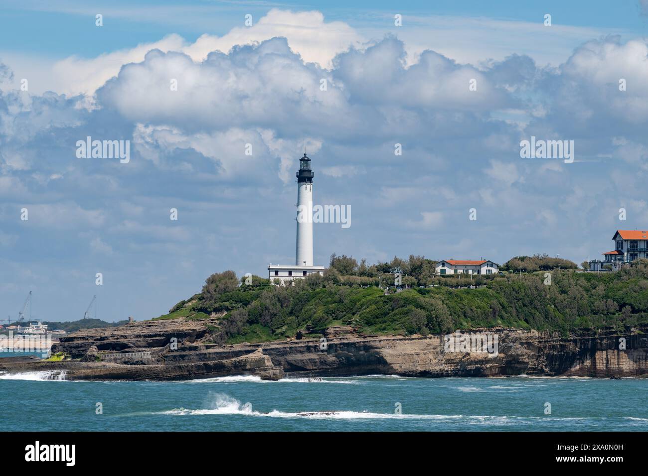 Weißer Leuchtturm von Biarritz in der touristischen Stadt Biarritz, Baskenland, Golf von Biskaya im Atlantik, Frankreich Stockfoto