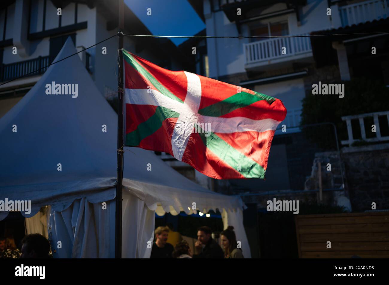 Flagge von Euskadi, Baskenland, weißes grünes und rotes Kreuz während der Feier Stockfoto