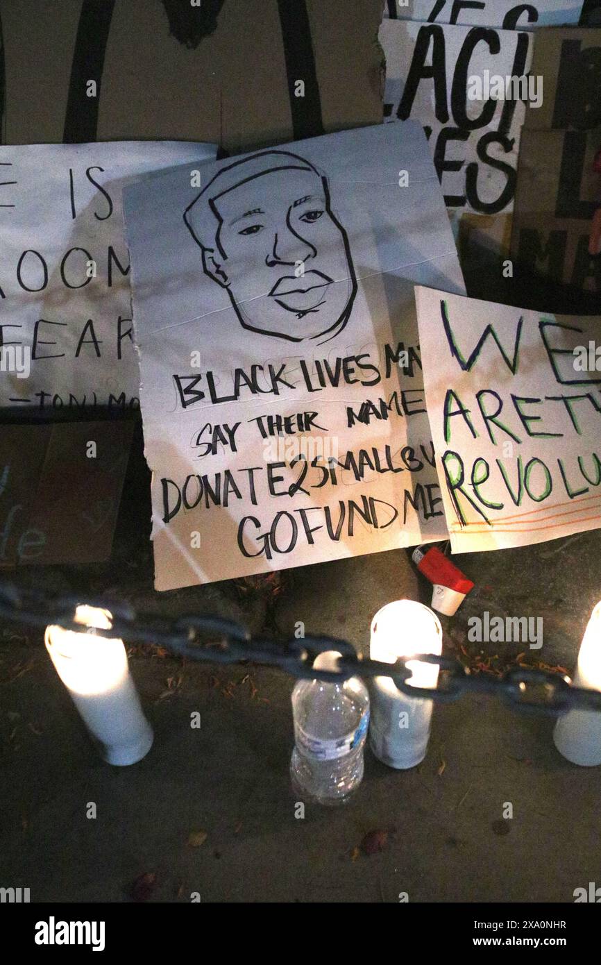 Die Poster Black Lives Matter auf dem Boden, umgeben von Kerzen Stockfoto