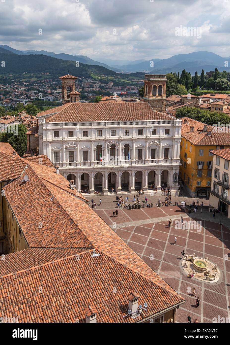 Blick auf Bergamo vom Campanone-Turm aus, der Besuchern einen atemberaubenden Blick auf die Altstadt, Lombardei, Italien bietet Stockfoto