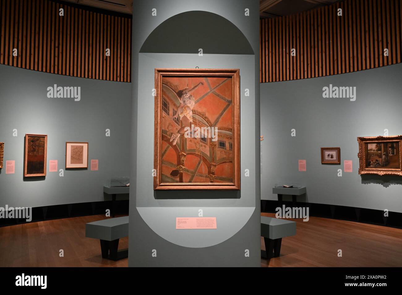 Im Juni 2024 steht Hilaire-Germain-Edgar Degas Miss La im Cirque Fernando, 1879, im Mittelpunkt der kostenlosen „Discover“-Serie der National Gallery. Dieses eindrucksvolle impressionistische Gemälde zeichnet einen außergewöhnlichen Moment auf und zeigt einen bemerkenswerten Sitter – die Zirkuskünstlerin Miss La La (ihr Künstlername; sie wurde 1858–1945 als Anna Albertine Olga Brown geboren). Diese Ausstellung wird Degas Gemälde genauer betrachten und erstmals neue Informationen über Miss La, ihr Leben und ihre Karriere der Öffentlichkeit zugänglich machen. Anzahl der bisher nicht gesehenen Fotos von Olga Stockfoto