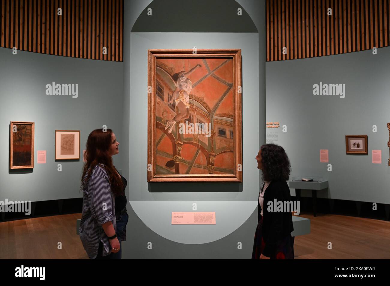 Im Juni 2024 steht Hilaire-Germain-Edgar Degas Miss La im Cirque Fernando, 1879, im Mittelpunkt der kostenlosen „Discover“-Serie der National Gallery. Dieses eindrucksvolle impressionistische Gemälde zeichnet einen außergewöhnlichen Moment auf und zeigt einen bemerkenswerten Sitter – die Zirkuskünstlerin Miss La La (ihr Künstlername; sie wurde 1858–1945 als Anna Albertine Olga Brown geboren). Diese Ausstellung wird Degas Gemälde genauer betrachten und erstmals neue Informationen über Miss La, ihr Leben und ihre Karriere der Öffentlichkeit zugänglich machen. Anzahl der bisher nicht gesehenen Fotos von Olga Stockfoto