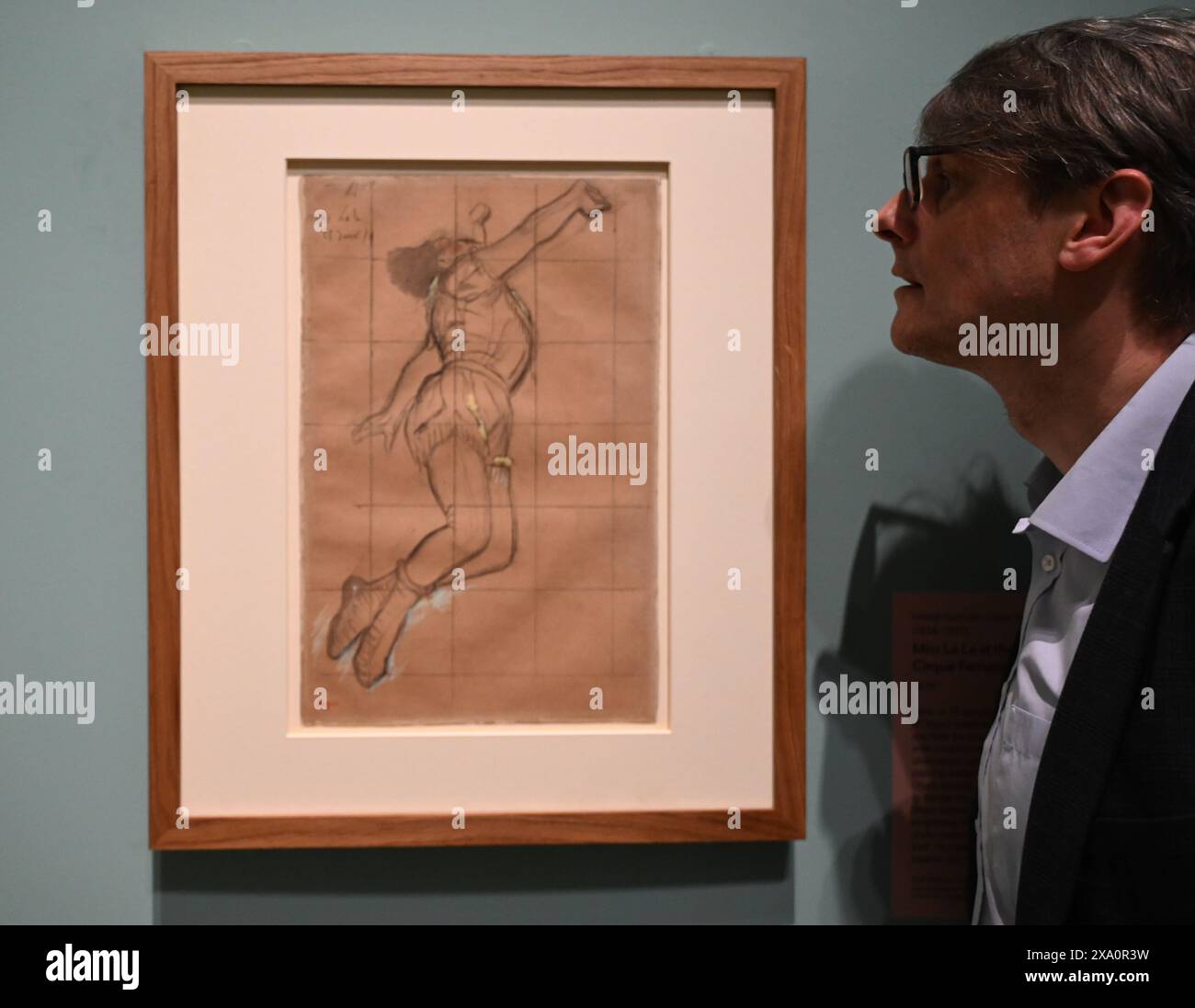 Im Juni 2024 steht Hilaire-Germain-Edgar Degas Miss La im Cirque Fernando, 1879, im Mittelpunkt der kostenlosen „Discover“-Serie der National Gallery. Dieses eindrucksvolle impressionistische Gemälde zeichnet einen außergewöhnlichen Moment auf und zeigt einen bemerkenswerten Sitter – die Zirkuskünstlerin Miss La La (ihr Künstlername; sie wurde 1858–1945 als Anna Albertine Olga Brown geboren). Diese Ausstellung wird Degas Gemälde genauer betrachten und erstmals neue Informationen über Miss La, ihr Leben und ihre Karriere der Öffentlichkeit zugänglich machen. Anzahl der bisher nicht gesehenen Fotos von Olga Stockfoto