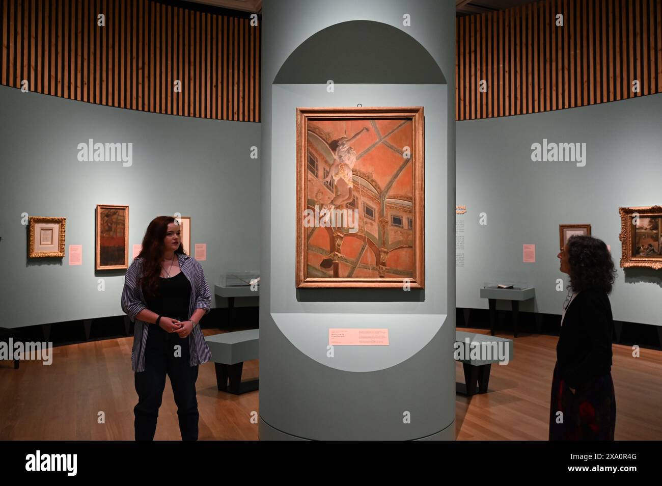 Im Juni 2024 steht Hilaire-Germain-Edgar Degas Miss La im Cirque Fernando, 1879, im Mittelpunkt der kostenlosen „Discover“-Serie der National Gallery. Dieses eindrucksvolle impressionistische Gemälde zeichnet einen außergewöhnlichen Moment auf und zeigt einen bemerkenswerten Sitter – die Zirkuskünstlerin Miss La La (ihr Künstlername; sie wurde 1858–1945 als Anna Albertine Olga Brown geboren). Diese Ausstellung wird Degas Gemälde genauer betrachten und erstmals neue Informationen über Miss La, ihr Leben und ihre Karriere der Öffentlichkeit zugänglich machen. Anzahl der bisher nicht gesehenen Fotos von Olga Stockfoto