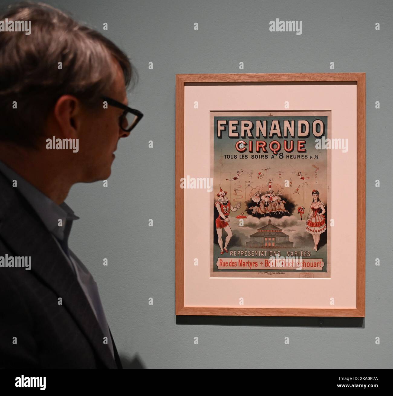 Im Juni 2024 steht Hilaire-Germain-Edgar Degas Miss La im Cirque Fernando, 1879, im Mittelpunkt der kostenlosen „Discover“-Serie der National Gallery. Dieses eindrucksvolle impressionistische Gemälde zeichnet einen außergewöhnlichen Moment auf und zeigt einen bemerkenswerten Sitter – die Zirkuskünstlerin Miss La La (ihr Künstlername; sie wurde 1858–1945 als Anna Albertine Olga Brown geboren). Diese Ausstellung wird Degas Gemälde genauer betrachten und erstmals neue Informationen über Miss La, ihr Leben und ihre Karriere der Öffentlichkeit zugänglich machen. Anzahl der bisher nicht gesehenen Fotos von Olga Stockfoto