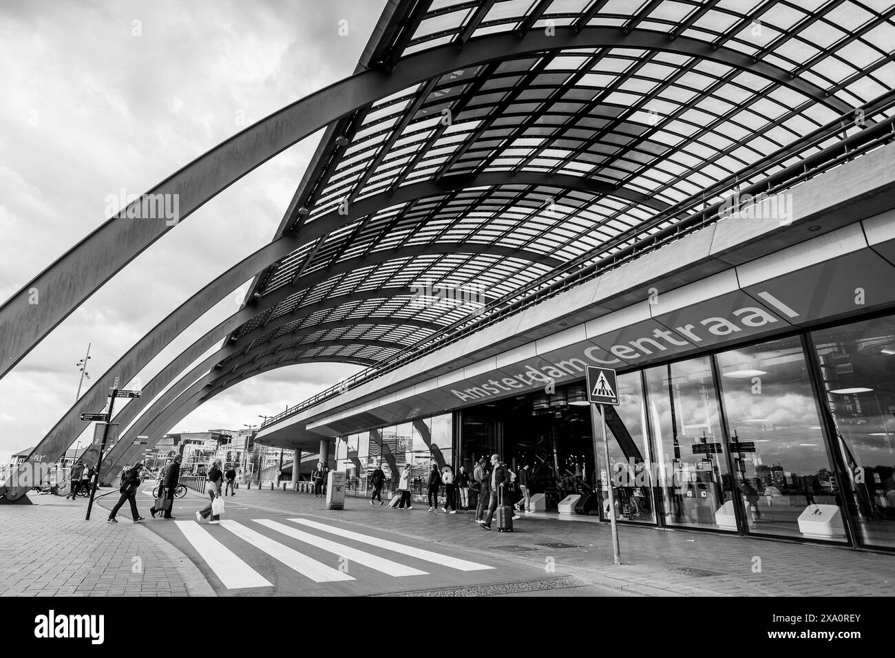 Abstraktes Bild der Kurven, die sich über dem Bahnhof in Amsterdam Centraal in den Niederlanden erstrecken, das am 27. Mai 2024 beim Überqueren eines cy gezeigt wurde Stockfoto
