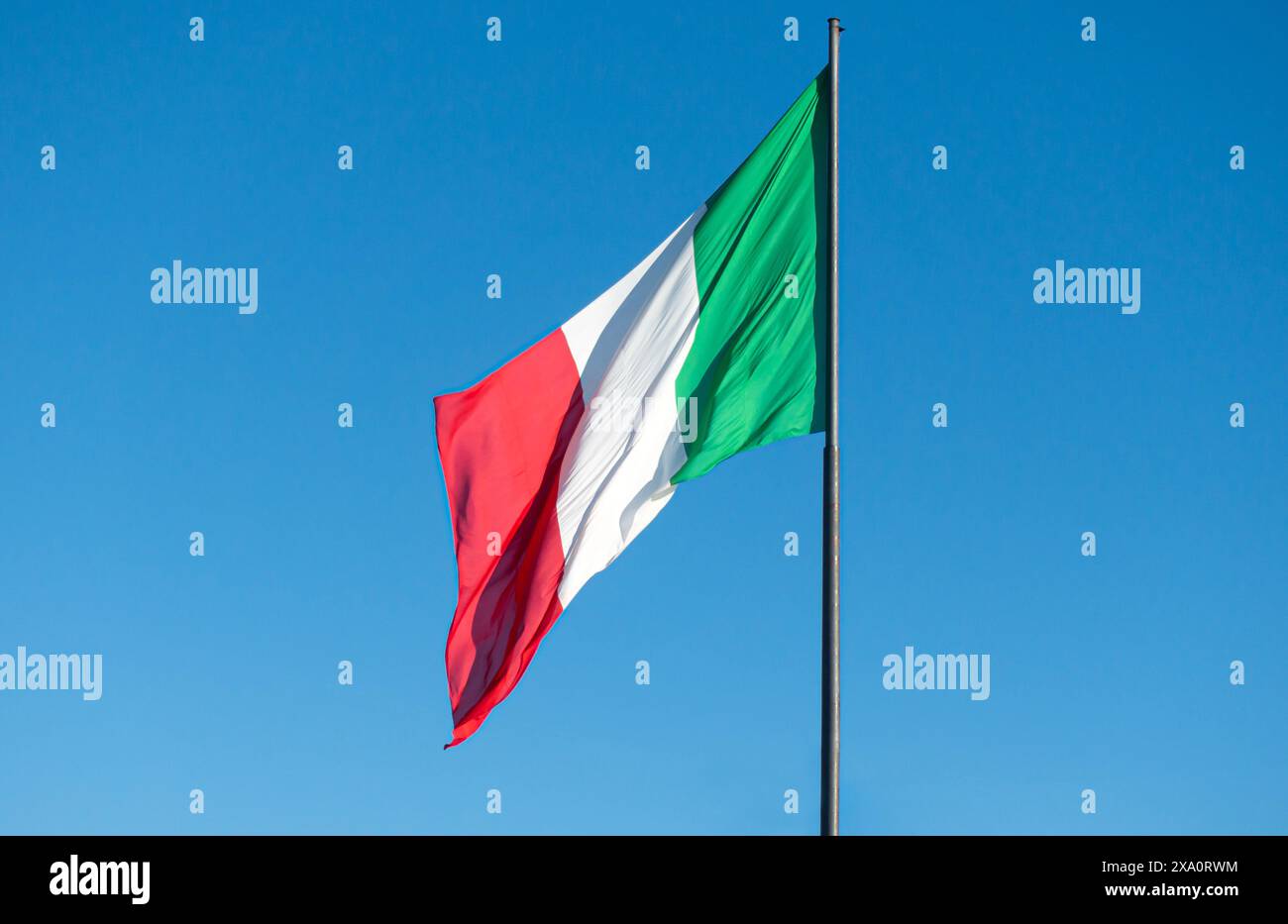 Nationalflagge Italiens in klarem blauem Himmel. Stockfoto