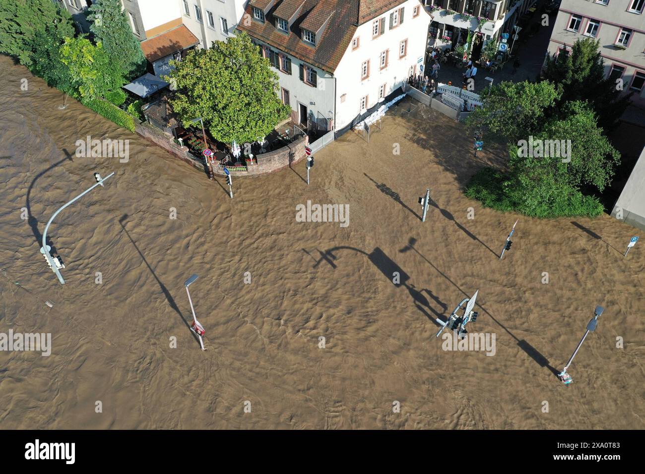 3.6.2024 Heidelberg unter Wasser Hochwasser in Baden-Württemberg. Hier in Heidelberg trat bei einem Pegelstand von ca. 3,6m der Neckar im Bereich der alten Brücke über die Ufer und überspült die Strassen. Am Montag wurde der Scheitelpunkt des Hochwasssers mit knapp 5,2 Meter erreicht. Das Bild zeigt den Stand bei 5,13m am Nachmitag, viele Schaulustige stehen auf der Alten Brücke und betrachten die Wassermassen. Heidelberg Altstadt Baden Württemberg Deutschland *** 3 6 2024 Heidelberg unter Wasser Hochwasser in Baden Württemberg hier in Heidelberg überflutete der Neckar seine Uferseite im Bereich t Stockfoto