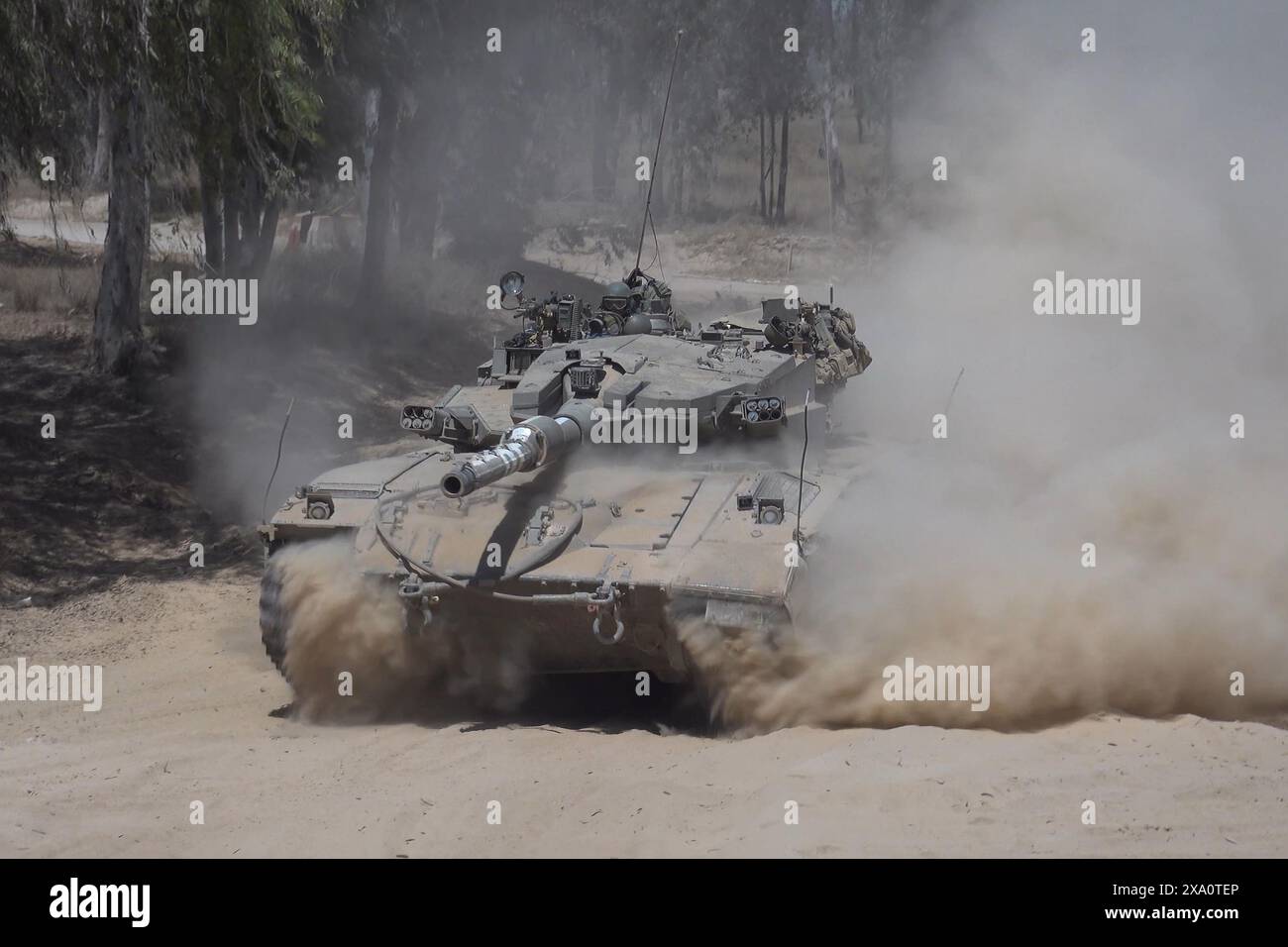 Ein israelischer Panzer rollt in der Nähe der Grenze zum Gazastreifen, während die Kämpfe zwischen Israel und der militanten Gruppe Hamas am 2. Juni 2024 in Israel fortgesetzt wurden. Stockfoto