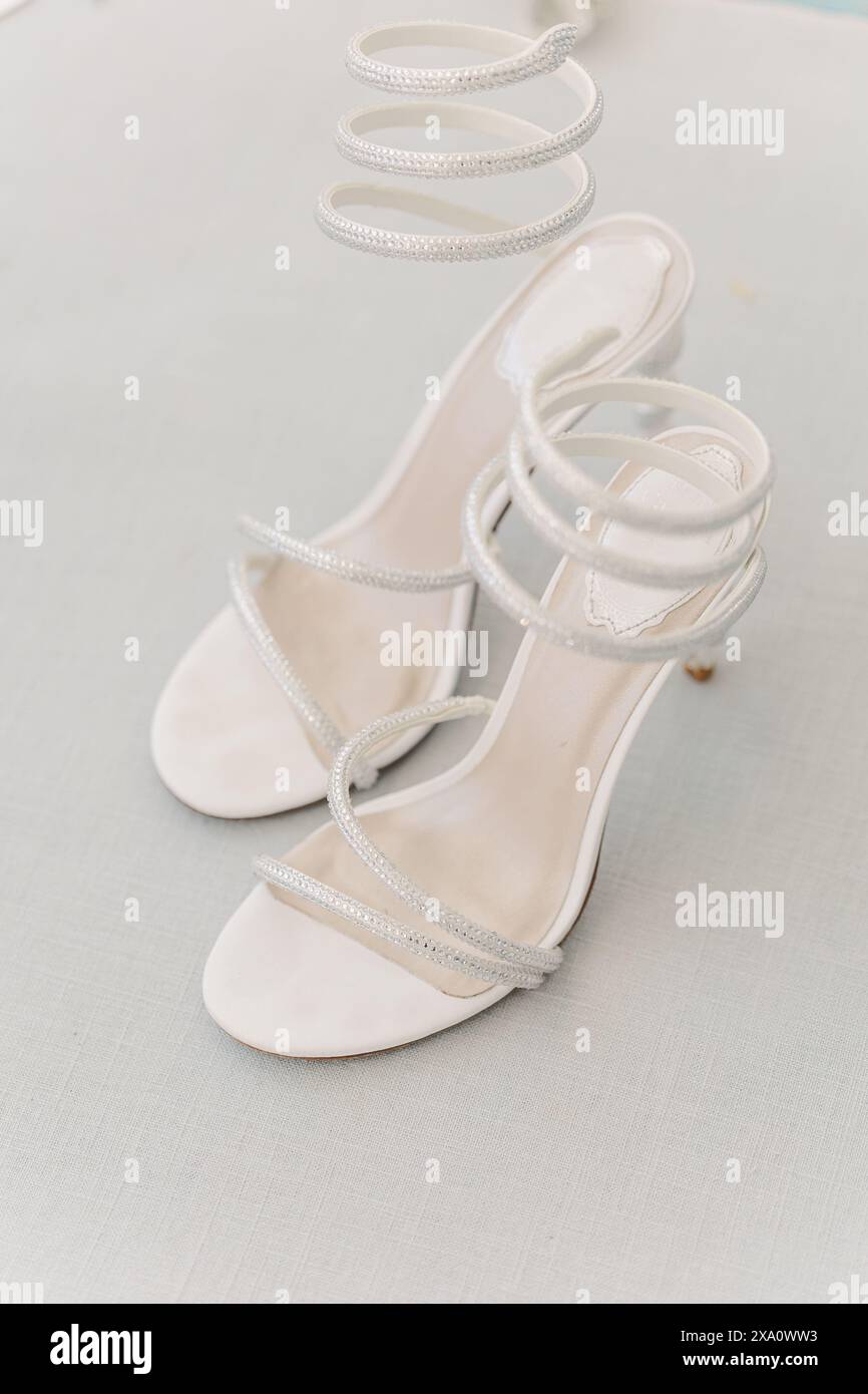 Elegante Brautschuhe mit Knöchelschnüre, perfekt für Hochzeiten Stockfoto