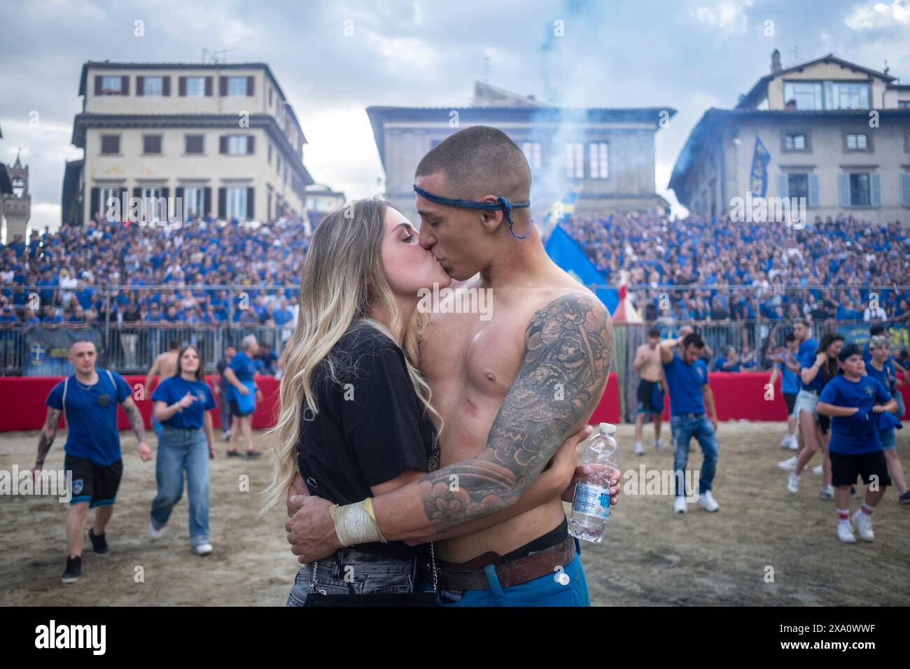 Ein Spieler des Blues (Santa Croce) feiert den Sieg mit seiner Freundin am Ende des Halbfinales zwischen den Teams der Blues und der Greens (San Giovanni – Duomo) von Calcio Storico Fiorentino in Florenz (Italien), Santa Croce Square, 1. Juni 2024. Der Calcio Storico Fiorentino (historischer Fußball von Florenz), auch bekannt als Calcio in Kostümen (Kostümfußball), ist ein Mannschaftsspiel mit einem Ball, der weit zurückreicht und heute eine der ältesten florentinischen Traditionen ist. Das Spiel ist eine Herausforderung zwischen den vier Vierteln der Stadt. Die Spiele werden in Kostümen des 16. Jahrhunderts ausgetragen und jedes Jahr wird ein Turnier organisiert Stockfoto