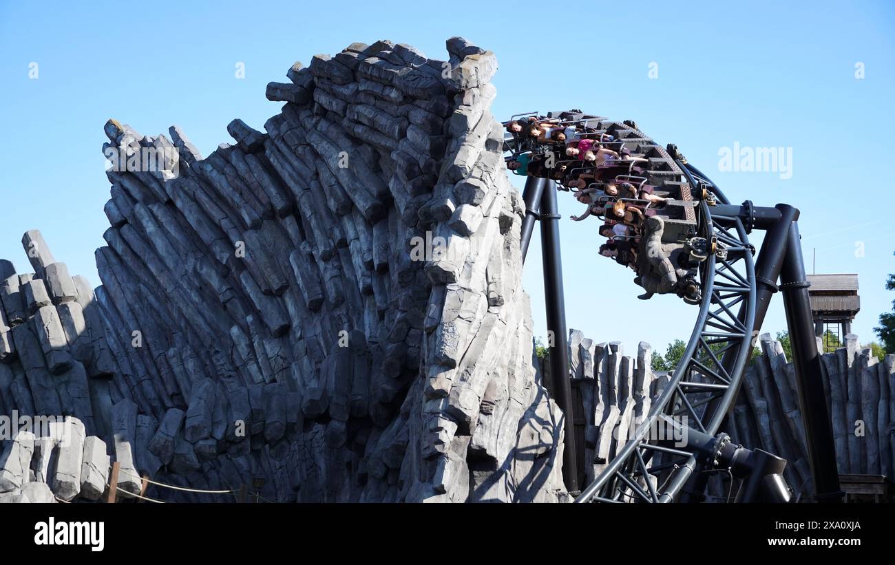 Junge Menschen haben Spaß auf einer Fahrt mit der Taron Achterbahn im Themenbereich Klugheim im Freizeitpark Phantasialand Stockfoto