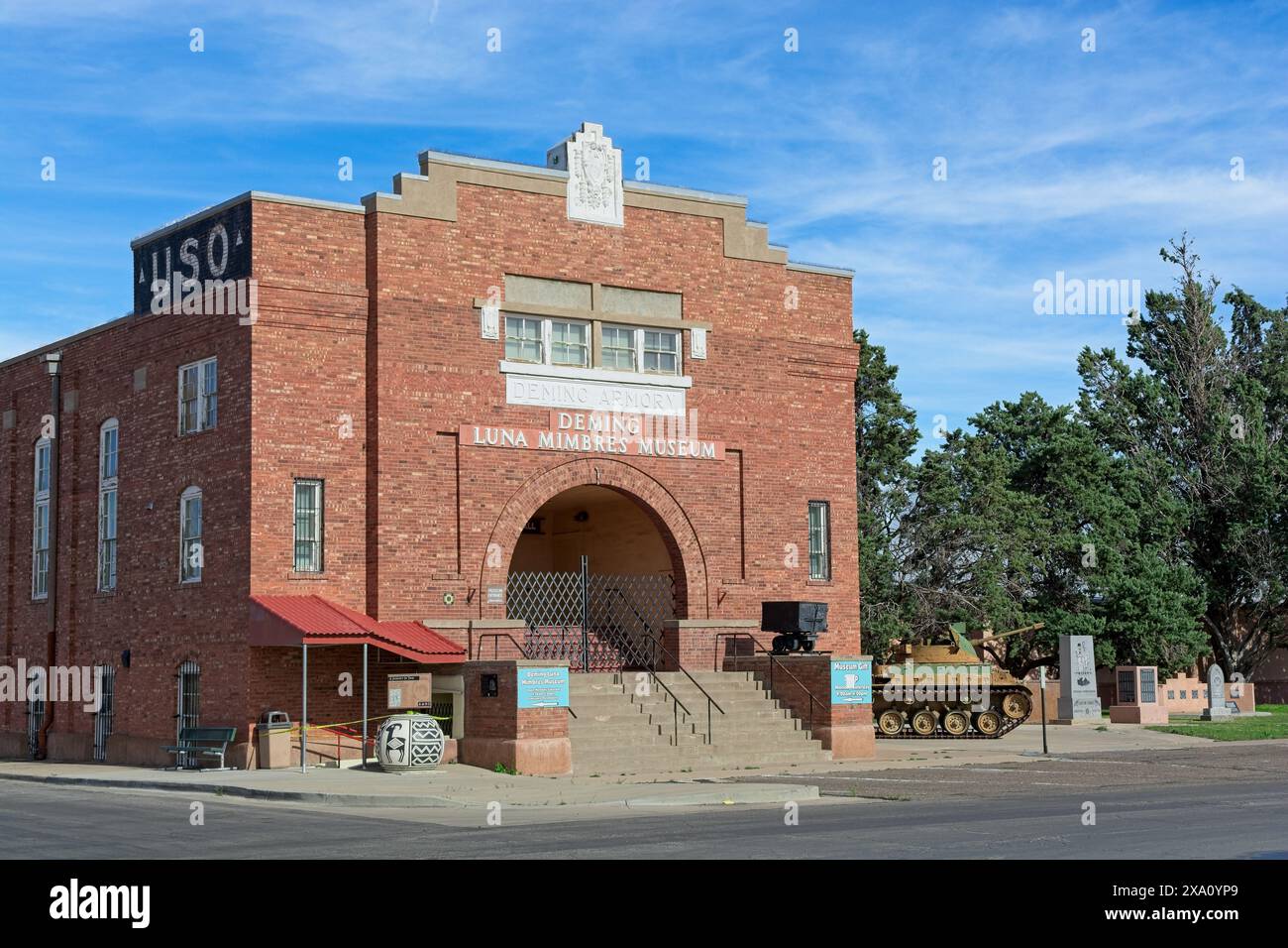 Luna Mimbres Museum, ehemals 1916 National Guard Armory mit M42 Duster Panzerfahrzeug — Deming, New Mexico, April 2024 Stockfoto