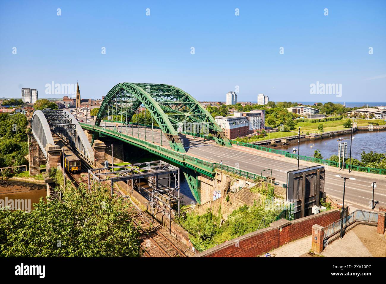 Sunderland, Tyne and Wear, Monkwearmouth Railway Bridge und Road Wearmouth Bridge Stockfoto