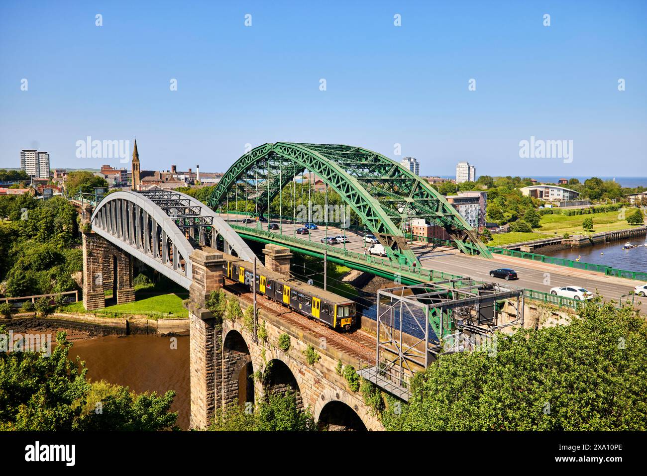 Sunderland, Tyne and Wear, Monkwearmouth Railway Bridge und Road Wearmouth Bridge Stockfoto