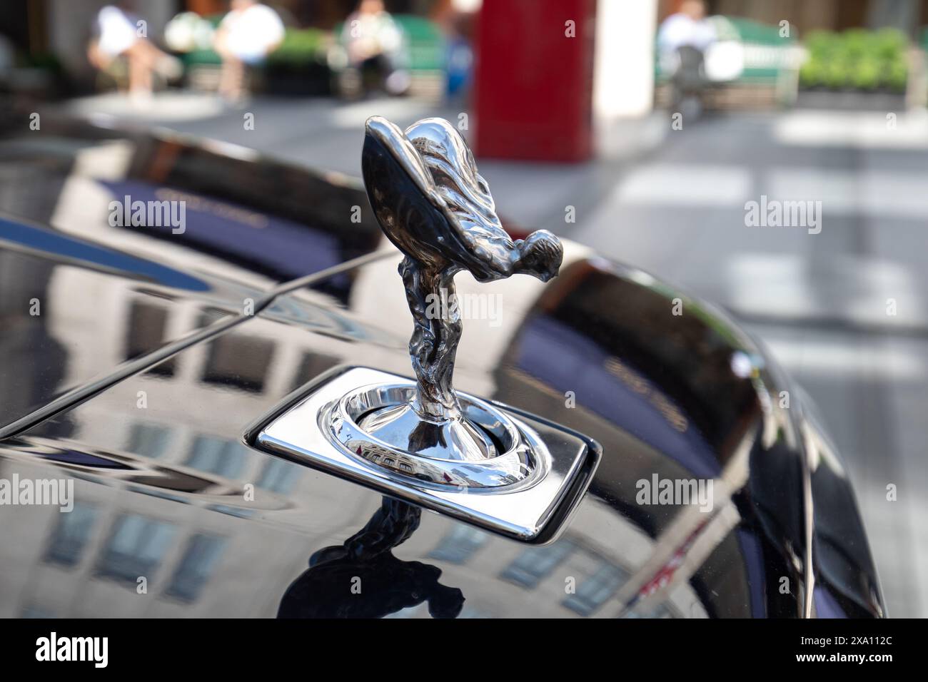 Rollt die Skulptur Royce Spirit of Ecstasy auf der Motorhaube des Autos. Stockfoto