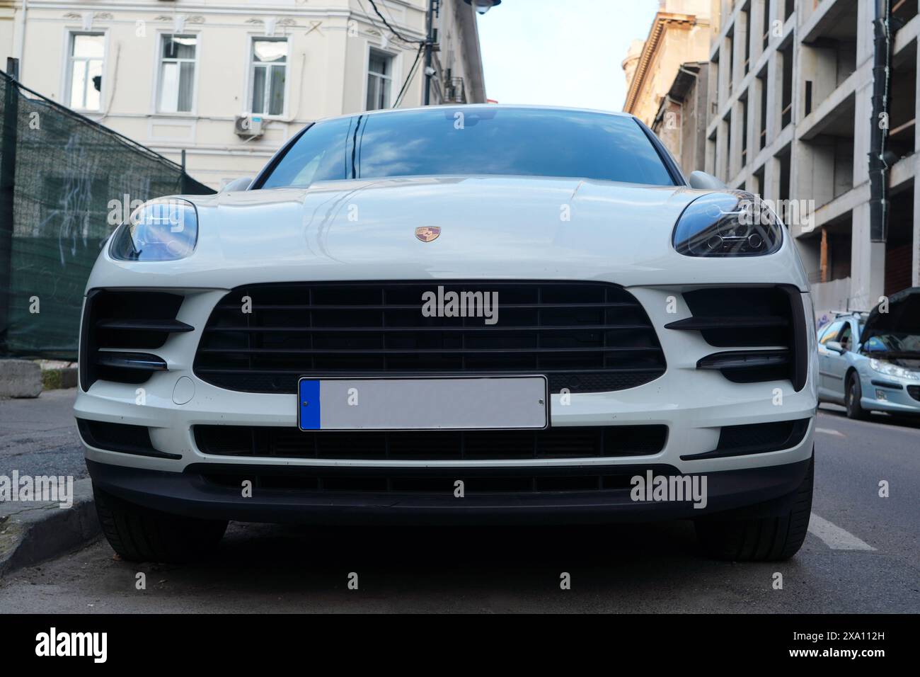 Bukarest, Rumänien - 31. Mai 2024: Vorderansicht eines weißen Porsche-Autos, das in einer Seitenstraße in der Stadt geparkt ist Stockfoto