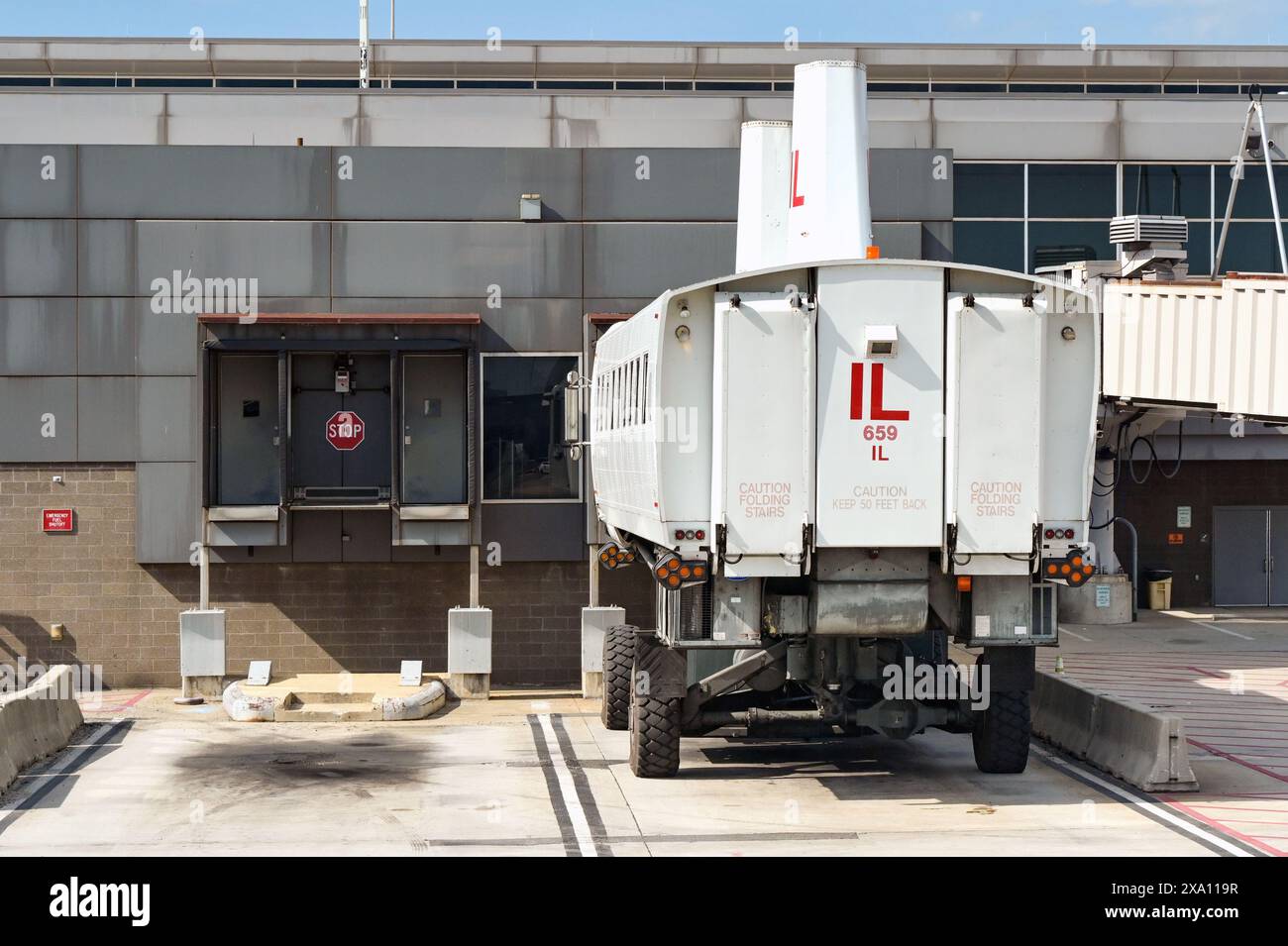 Washington DC, USA - 29. April 2024: Spezielles Personenbeförderungsfahrzeug, das Passagiere zwischen dem Hauptterminal und den Satellitenterminals befördert Stockfoto