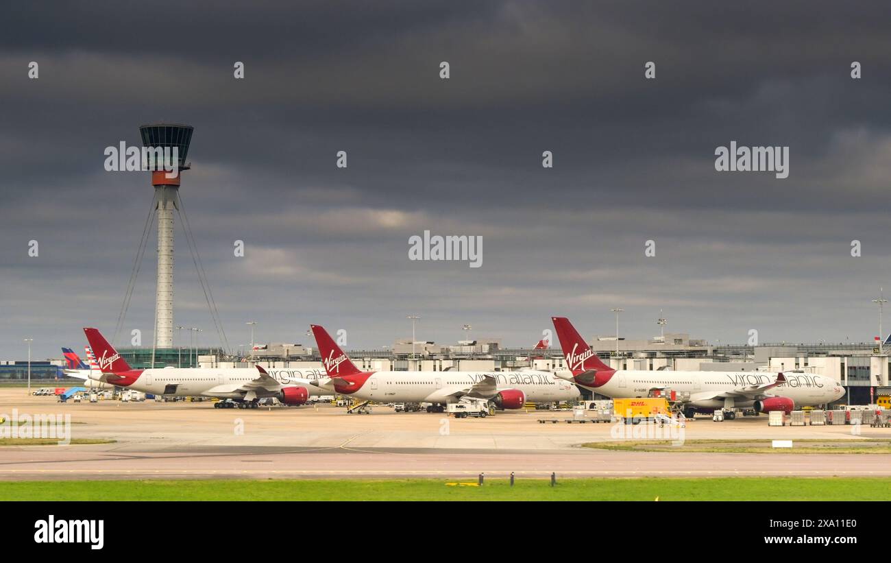 London, England, Vereinigtes Königreich - 11. Januar 2024: Reihe von Virgin Atlantic Airways-Flugzeugen am Terminal 3 am Flughafen London Heathrow. Stockfoto