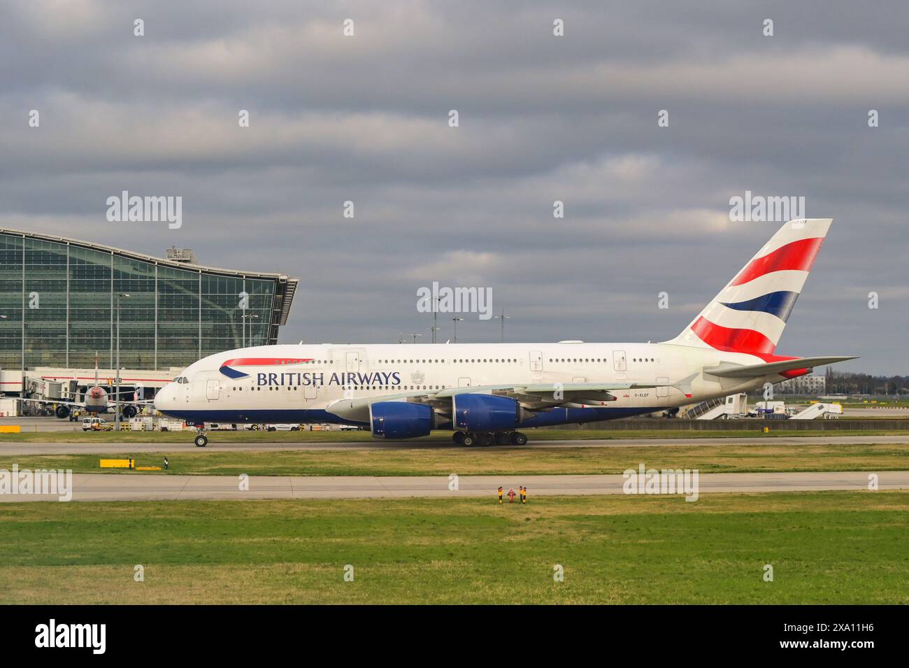 London, England, Vereinigtes Königreich - 11. Januar 2024: British Airways Airbus A380 (Registrierung G-XLEF) fährt zum Start am Flughafen London Heathrow Stockfoto