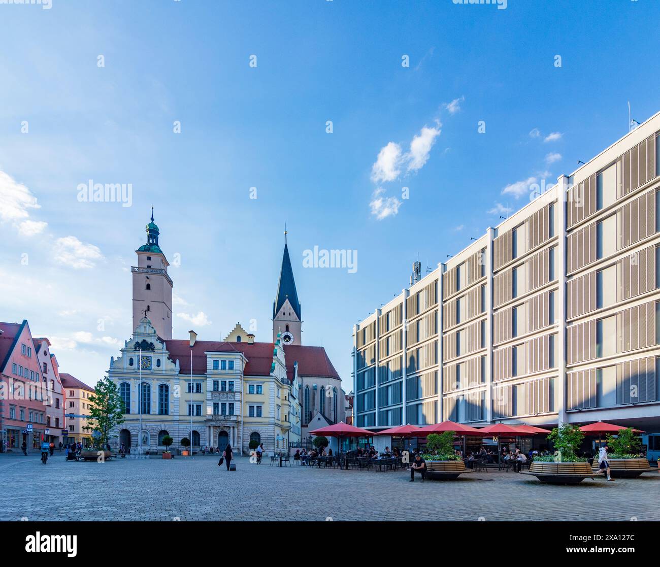 Ingolstadt: Neues Rathaus, altes Rathaus mit Pfeifturm und Kirche St. Moritz in Oberbayern, Oberbayern, Bayern, Bayern, Deutschland Stockfoto