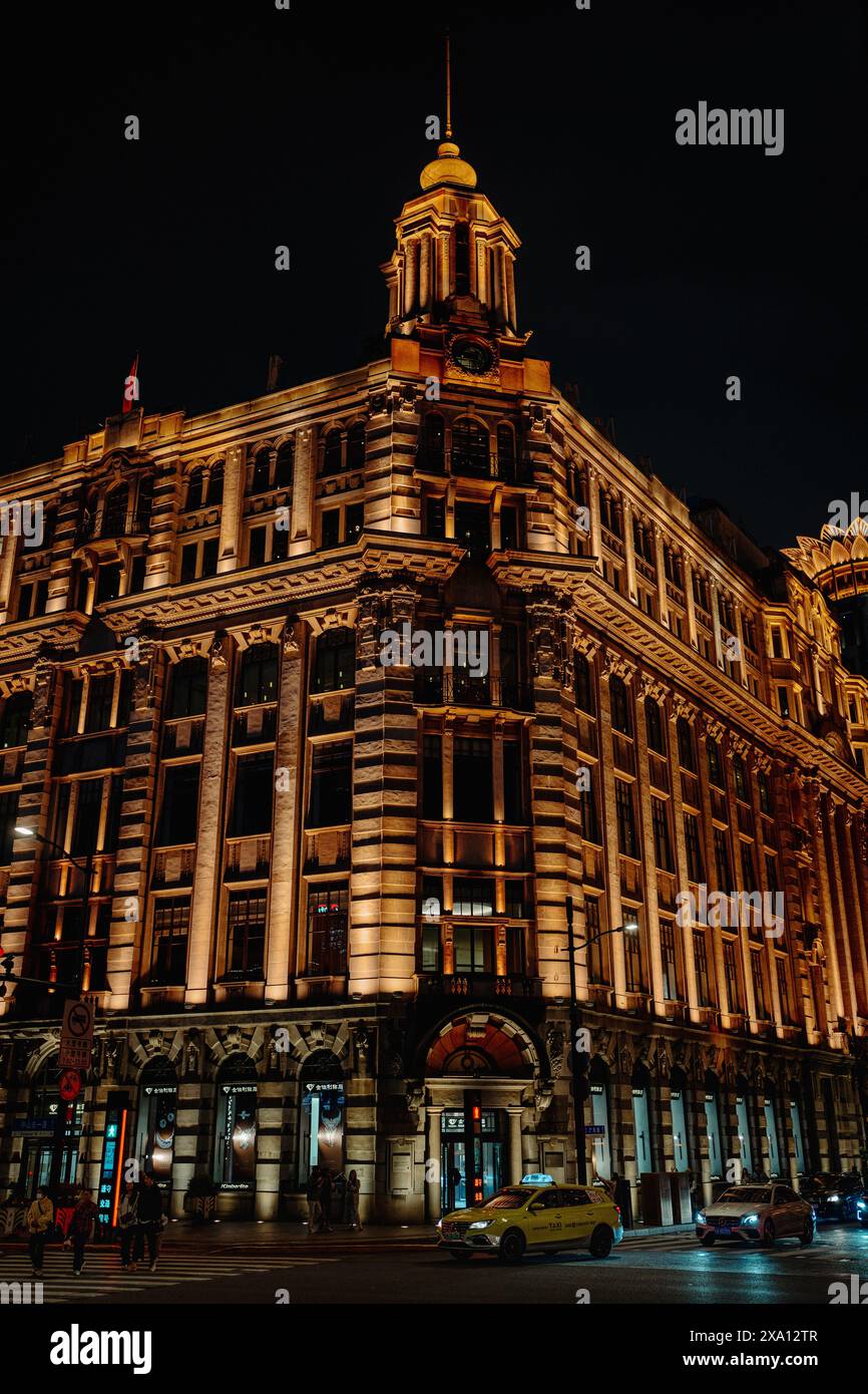 Die Gebäude am Bund in Shanghai sind nachts mit goldenen Lichtern beleuchtet. Stockfoto
