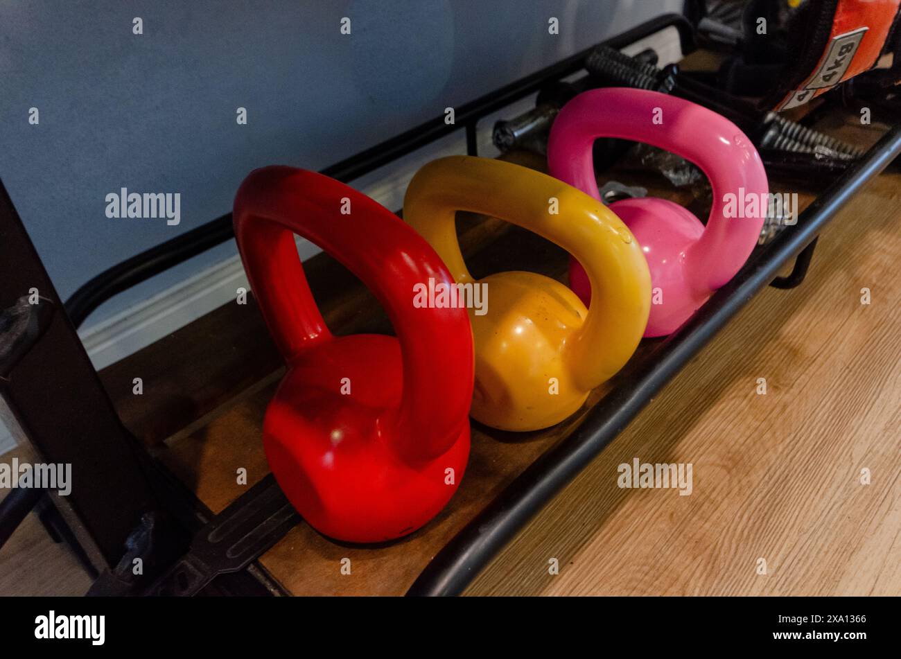 Drei schwere Kettlebells stehen auf dem Boden Stockfoto
